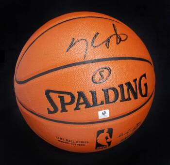 DERRICK ROSE SIGNED BASKETBALL