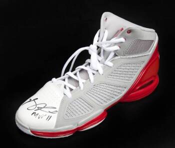 DERRICK ROSE SIGNED AND INSCRIBED BASKETBALL SHOE