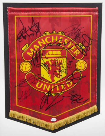 MANCHESTER UNITED F.C. 2008-09 TEAM SIGNED PENNANT