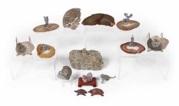 GROUP OF FOSSILS, GEODES AND ANIMAL FIGURINES