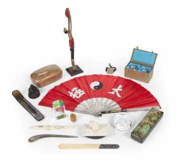 GROUP OF SOUVENIR TRAVEL ITEMS