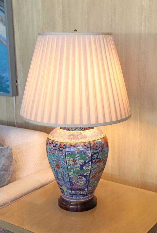 PAIR OF CHINESE PORCELAIN TABLE LAMPS