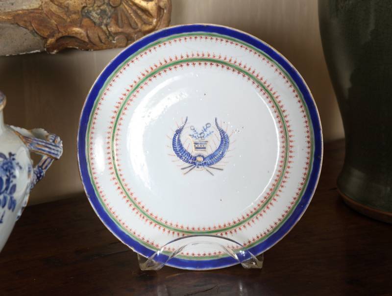 PAIR OF CHINESE EXPORT BLUE AND WHITE PORCELAIN ARMORIAL PLATES