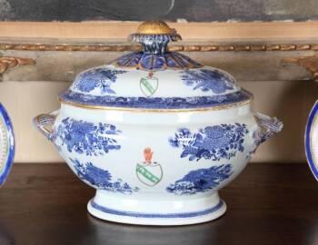 CHINESE EXPORT 'BLUE FITZHUGH' PORCELAIN ARMORIAL TUREEN