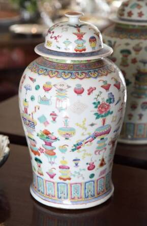 PAIR OF CHINESE EXPORT FAMILLE ROSE PORCELAIN BALUSTER LIDDED URNS *