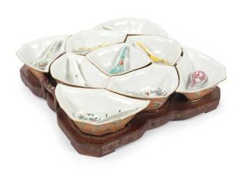 CHINESE CERAMIC DISH SET AND SERVING TRAY *
