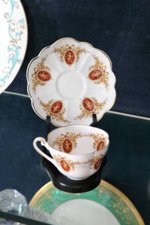 GROUP OF ASSORTED PORCELAIN TABLEWARE