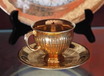 ASSORTED GROUP OF TEACUPS AND SAUCERS