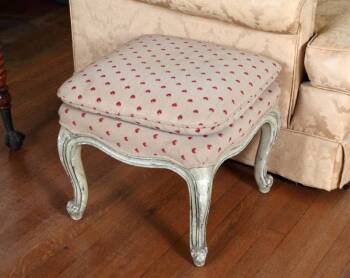 ROCOCO STYLE BERGERE AND TWO FOOTSTOOLS
