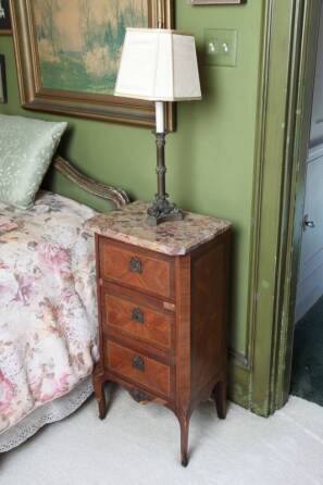 PAIR OF NIGHTSTANDS AND THREE TABLE LAMPS