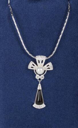 GRETA GARBO INSPIRED NEWBRIDGE PENDANT