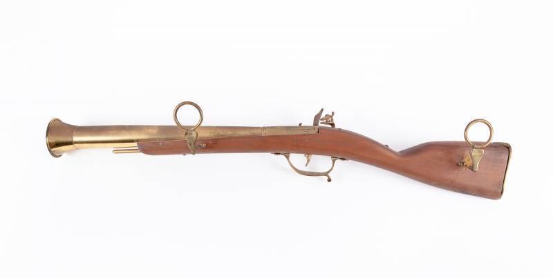 BURT REYNOLDS NON-FIRING PROP ANTIQUE RIFLE