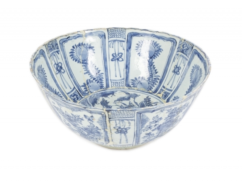 ASIAN BLUE AND WHITE LARGE DECORATIVE BOWL