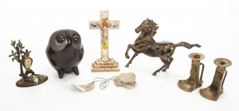 GROUP OF ASSORTED DECORATIVE ITEMS