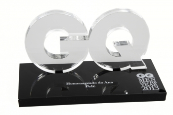 PELÉ 2013 GQ MAGAZINE MEN OF THE YEAR TROPHY WITH MAGAZINE