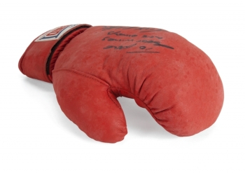 PELÉ RICKY HATTON SIGNED BOXING GLOVE