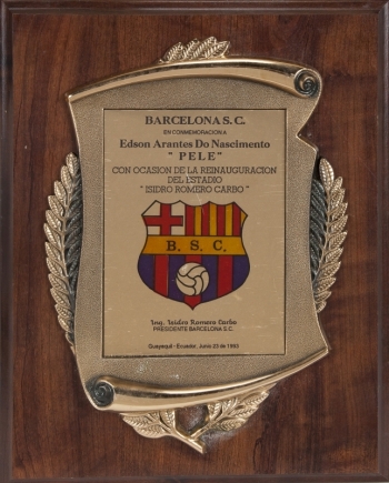 PELÉ JUNE 23, 1993, BARCELONA SPORTING CLUB TRIBUTE PLAQUE WITH PENNANT