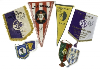 PELÉ SIGNED GROUP OF EUROPEAN FOOTBALL TEAM PENNANTS