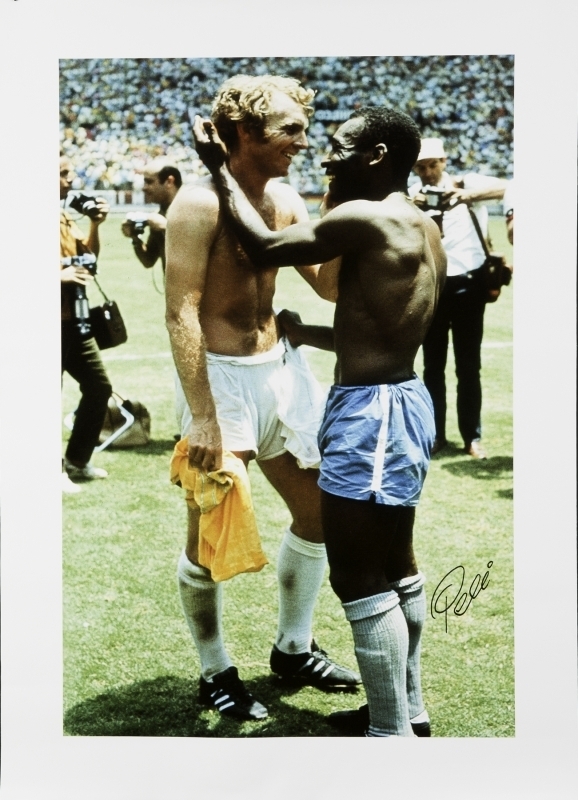PELÉ SIGNED 1970 WORLD CUP IMAGE ON CANVAS WITH BOBBY MOORE