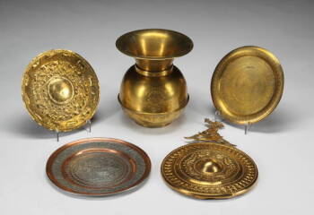 FOUR METAL DECORATIVE PLATES AND A SPITTOON