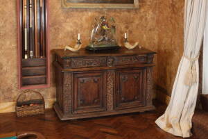 ITALIAN CARVED WOODEN CREDENZA