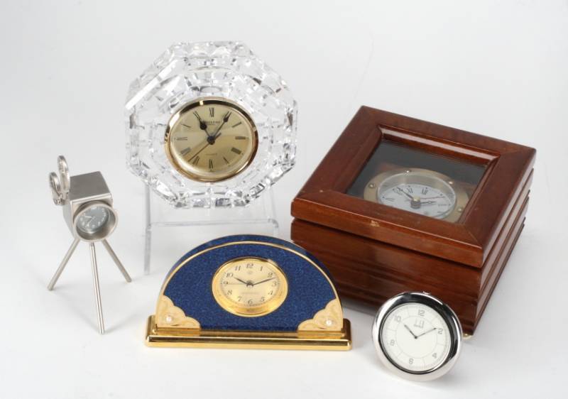 GROUP OF TABLE CLOCKS