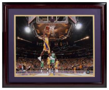 KOBE BRYANT SIGNED PHOTOGRAPH