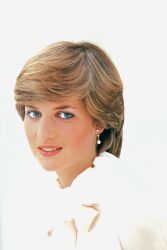 Princess Diana | 1981 Engagement Portrait-Worn Emanuel Blouse (With Book) - 10