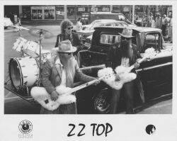 ZZ TOP | DUSTY HILL DEAN ORIGINAL FUR "LEGS" MUSIC VIDEO BASS AND PHOTO - 3