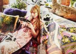 Taylor Swift | 2014 Glamour Magazine Photo Shoot Used Pillows With Magazine - 3
