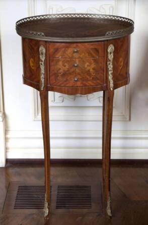 PAIR OF OVAL PARQUETRY NIGHTSTANDS
