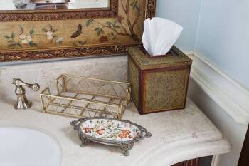 GROUP OF GUEST BATHROOM ARTICLES