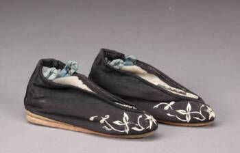 A PAIR OF ANTIQUE CHINESE LADIES’ SLIPPERS