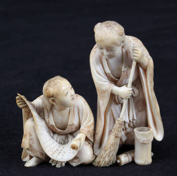 A VINTAGE FIGURAL JAPANESE NETSUKE OF TWO WOMEN