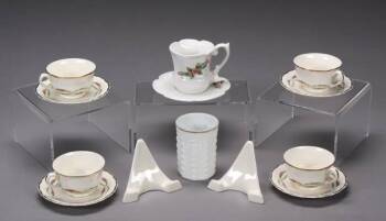 AN ASSORTED COLLECTION OF CERAMIC TABLEWARE