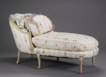 AN UPHOLSTERED LOUIS XV STYLE CHAISE