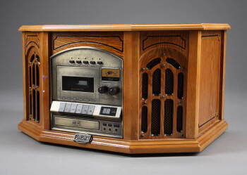 A THOMAS PACCONI CLASSICS TABLETOP RADIO