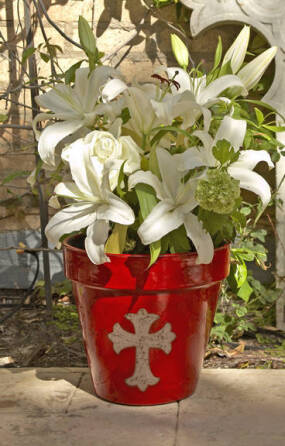 A RED CERAMIC FLOWER POT