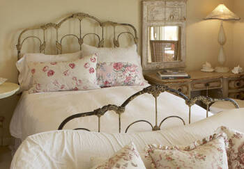 A VICTORIAN STYLE WROUGHT IRON DOUBLE BED