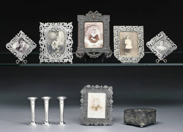 A GROUP OF ASSORTED METAL FRAMES, CANDLESTICKS AN