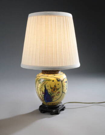 ASIAN PORCELAIN VASE MOUNTED AS A LAMP