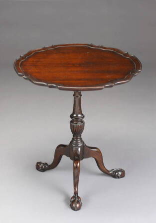 CHIPPENDALE STYLE PIECRUST TILT TOP TEA TABLE