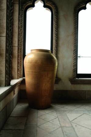 CHER - A LARGE GOLD-PAINTED EARTHENWARE JAR