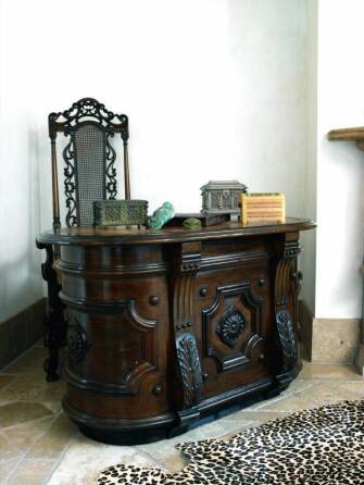 CHER - A GEORGIAN STYLE MAHOGANY DESK