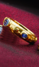 CHER - AN 18K YELLOW GOLD AND SAPPHIRE RING