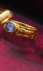 CHER - AN 18K YELLOW GOLD AND SAPPHIRE RING