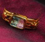 CHER - AN 18K YELLOW GOLD AND SAPPHIRE RING