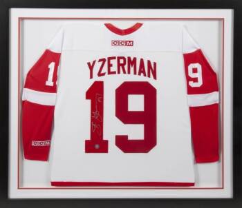 STEVE YZERMAN SIGNED DETROIT RED WINGS JERSEY