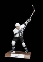 WAYNE GRETZKY SIGNED SALVINO COLLECTION FIGURINE