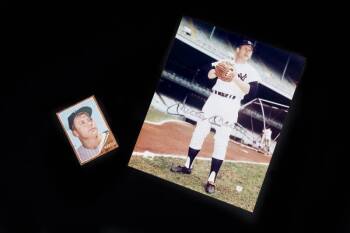 MICKEY MANTLE SIGNED PHOTOGRAPH AND 1962 TOPPS CARD